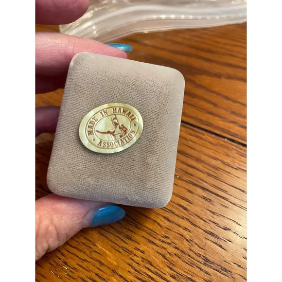 Maui divers coral and gold post back earrings in gold - Picture 6 of 10